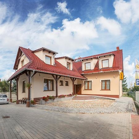法拉酒店 Sulechów 外观 照片