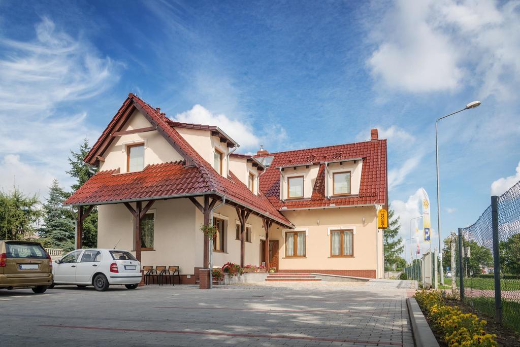 法拉酒店 Sulechów 外观 照片