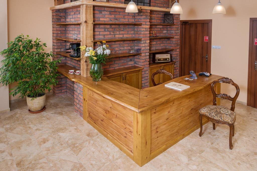 法拉酒店 Sulechów 外观 照片
