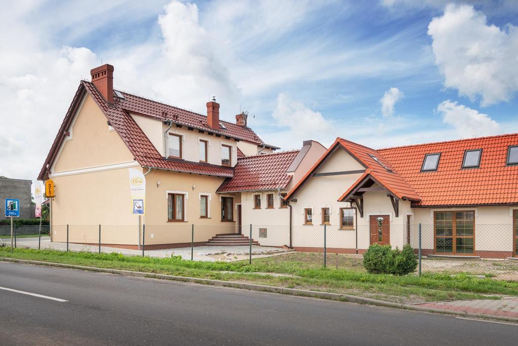 法拉酒店 Sulechów 外观 照片